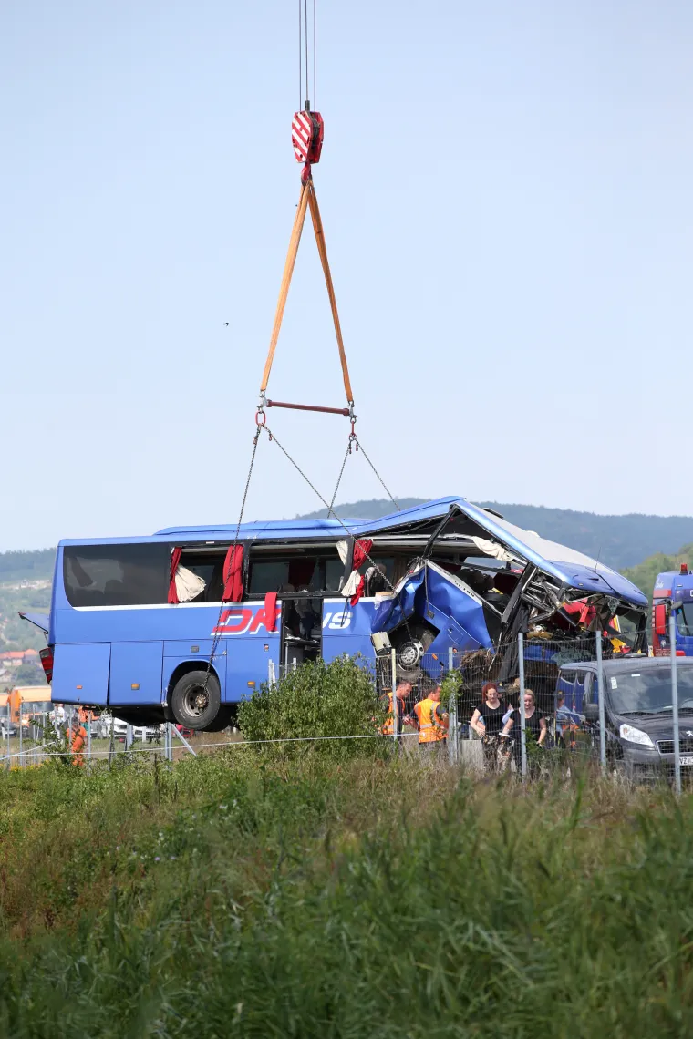 Pogledajte trenutke izvlačenja poljskog autobusa koji je u subotu ujutro sletio s autoceste te je 12 putnika poginulo, 32 je ozlijeđeno