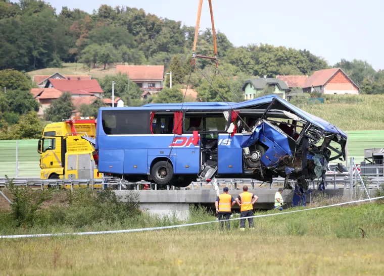 Pogledajte trenutke izvlačenja poljskog autobusa koji je u subotu ujutro sletio s autoceste te je 12 putnika poginulo, 32 je ozlijeđeno
