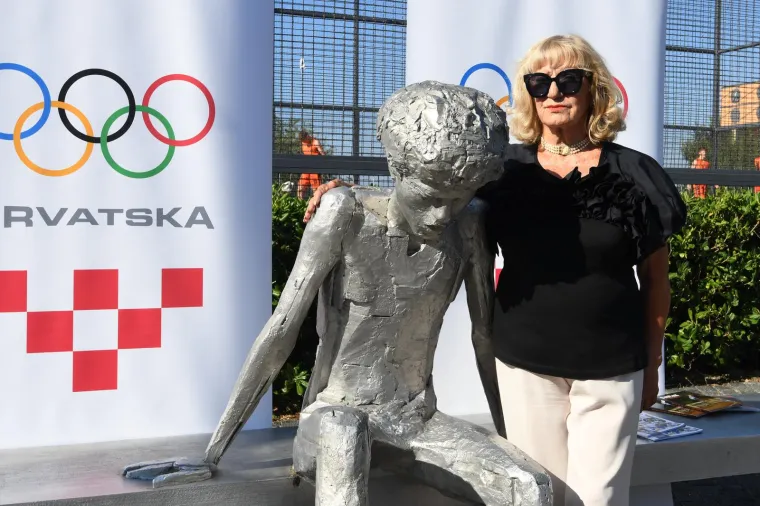 Biserka Petrović, majka neprežaljenog kapetana i vođe hrvatske reprezentacije Dražena Petrovića, uz čiji je spomenik na Baldekinu priređen ovaj podsjetnik, evocirala je uspomenu na Barcelonu 1992. godine.

"Ovih trideset godina je tako brzo pro&scaron;lo, sjećanja su kao da je sve bilo jučer. Nikada neću zaboraviti kako je Dražen rekao momcima u svlačionici &lsquo;nisu oni vanzemaljci, mi ih možemo dobiti&rsquo;. To je rečenica koja je ostala zauvijek", rekla je Biserka Petrović.