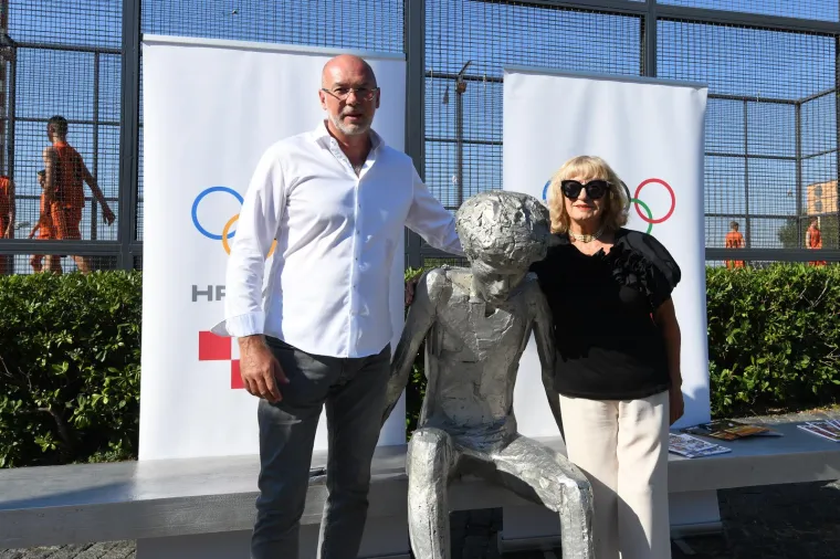 Nažalost, zbog poslovne zauzetosti i odsutnosti iz Hrvatske, nitko od članova najslavnijeg nara&scaron;taja hrvatske ko&scaron;arke nije nazočio događaju na Baldekinu. Zato je tu bio &scaron;ibenski tercet - Miro Jurić, Jeronimo &Scaron;arin i Petar Male&scaron;. Upravo je Miro Jurić na spomenik kapetanu srebrne hrvatske reprezentacije iz Barcelone simbolično stavio kapetansku vrpcu oko ruke.

"Sjećam se ba&scaron; svih utakmica, a pogotovo te polufinalne protiv ZND-a, Volkova i njegovih poznatih bacanja, svi smo navijali da proma&scaron;i&hellip; Neopisiv ponos u trenutku osvajanja srebra, svi dobro znamo na koji smo način do&scaron;li do Olimpijskih igara, to je ne&scaron;to &scaron;to ostaje za sva vremena. I sada trideset godina nakon toga, daj Bože da se to ponovi. Bit će te&scaron;ko, svi navijamo da se to ponovi, da ove mlađe generacije uspiju ponoviti donekle taj rezultat ili približiti se tom rezultatu. Znam da će biti te&scaron;ko, ali ja vjerujem u to", optimistično je poručio Miro Jurić.  