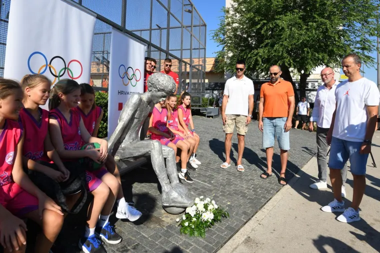 Obilježavanju povijesnog uspjeha hrvatskih ko&scaron;arka&scaron;a nazočili su i hrvatski vaterpolisti koji se nalaze na pripremama u &Scaron;ibeniku. Osim legendi &scaron;ibenske ko&scaron;arke - Jurića, Male&scaron;a i &Scaron;arina - skupu na Baledekinu nazočila je i olimpijka Anđa Jelavić s djevojčicama iz svoje ko&scaron;arka&scaron;ke akademije. Ovom prigodom su članovi Ko&scaron;arka&scaron;ke &scaron;kole Dražen Petrović odigrali revijalni ogled u inačici 3x3, uz početno podbacivanje glavnog tajnika HOO-a Sini&scaron;e Krajača, a da sve ostane u simbolici - kapetan pobjedničkog sastava dobio je istu kapetansku vrpcu koja je stavljena na kip njegova velikog uzora. 

