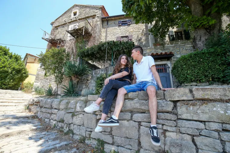 Makedonac i Ukrajinka zaljubili se u malom hrvatskom gradiću: Radili su kao konobari, bilo ih je strah, ali osjećaji su prevladali