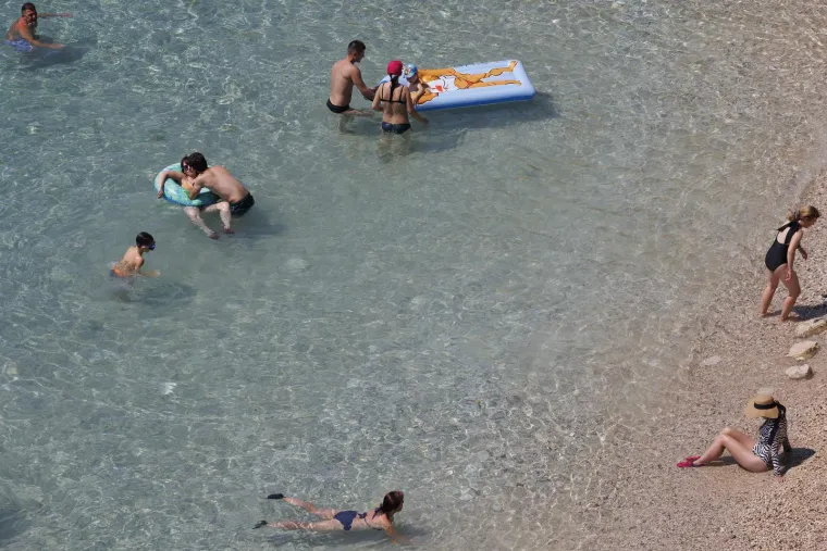 U moru, u hladu, pod kapom ili čak ki&scaron;obranom: Toplotni val i dalje udara, a evo kako se danas uživa u ljetu