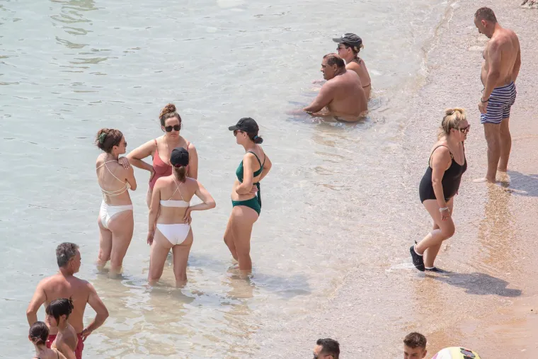 U moru, u hladu, pod kapom ili čak ki&scaron;obranom: Toplotni val i dalje udara, a evo kako se danas uživa u ljetu