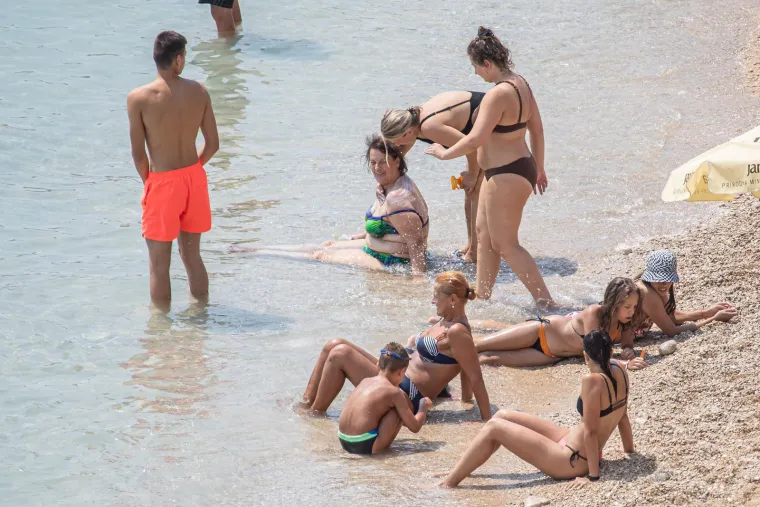 U moru, u hladu, pod kapom ili čak ki&scaron;obranom: Toplotni val i dalje udara, a evo kako se danas uživa u ljetu