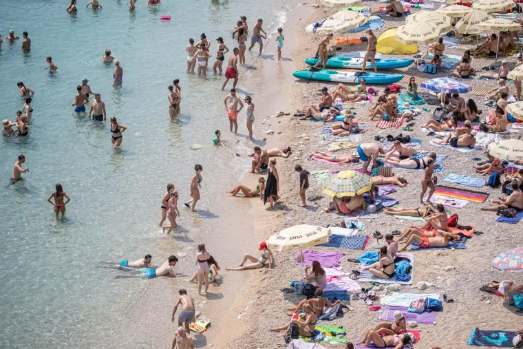 U moru, u hladu, pod kapom ili čak ki&scaron;obranom: Toplotni val i dalje udara, a evo kako se danas uživa u ljetu