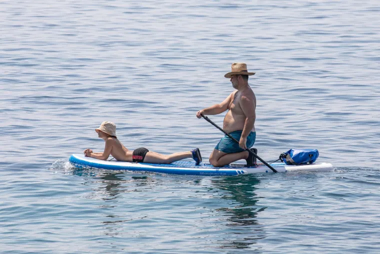 U moru, u hladu, pod kapom ili čak ki&scaron;obranom: Toplotni val i dalje udara, a evo kako se danas uživa u ljetu
