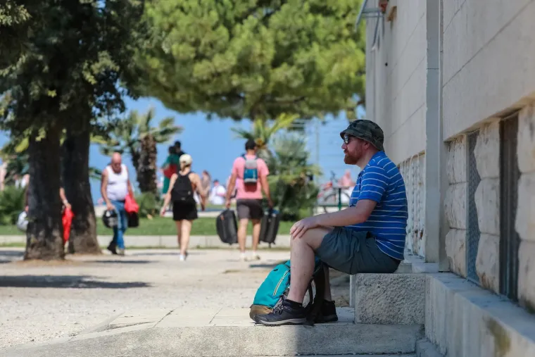 U moru, u hladu, pod kapom ili čak ki&scaron;obranom: Toplotni val i dalje udara, a evo kako se danas uživa u ljetu