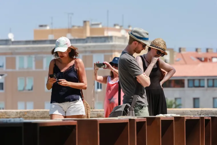 Mnogi su se u Zadru odlučili sakriti od ljetnih vrućina pod kapom ili &scaron;e&scaron;irom, ali neki su se odličili i za ki&scaron;obran koji je danas služio kao suncobran