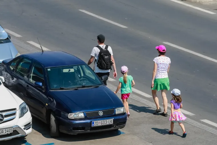 U moru, u hladu, pod kapom ili čak ki&scaron;obranom: Toplotni val i dalje udara, a evo kako se danas uživa u ljetu