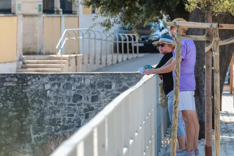 U moru, u hladu, pod kapom ili čak ki&scaron;obranom: Toplotni val i dalje udara, a evo kako se danas uživa u ljetu