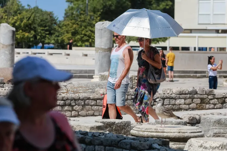 U moru, u hladu, pod kapom ili čak ki&scaron;obranom: Toplotni val i dalje udara, a evo kako se danas uživa u ljetu