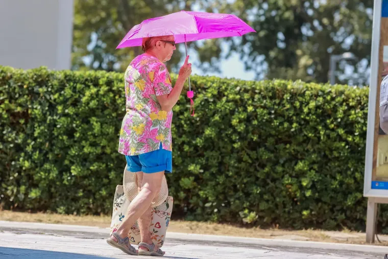 U moru, u hladu, pod kapom ili čak ki&scaron;obranom: Toplotni val i dalje udara, a evo kako se danas uživa u ljetu