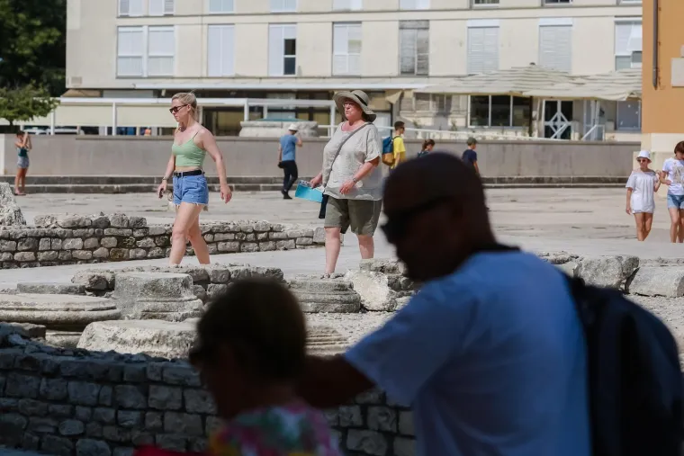 U moru, u hladu, pod kapom ili čak ki&scaron;obranom: Toplotni val i dalje udara, a evo kako se danas uživa u ljetu