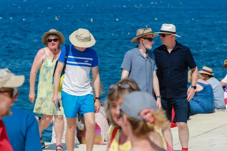 U moru, u hladu, pod kapom ili čak ki&scaron;obranom: Toplotni val i dalje udara, a evo kako se danas uživa u ljetu