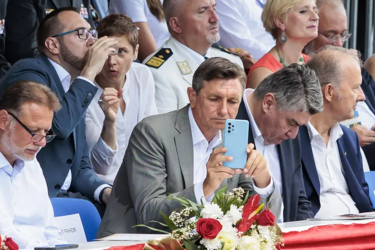 Po prvi puti strani predsjednik na Alki, snima selfije i super se zabavlja: Milanović maše svima, a Bulj je glavni zabavljač