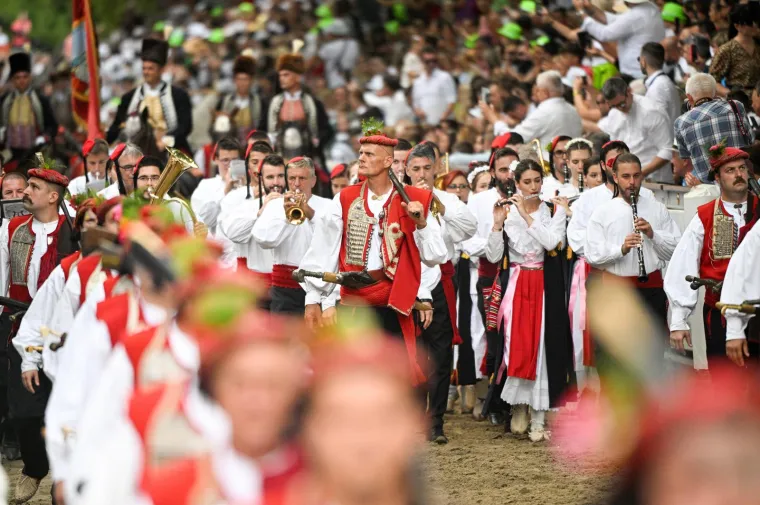Po prvi puti strani predsjednik na Alki, snima selfije i super se zabavlja: Milanović maše svima, a Bulj je glavni zabavljač