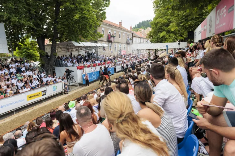 Po prvi puti strani predsjednik na Alki, snima selfije i super se zabavlja: Milanović ma&scaron;e svima, a Bulj je glavni zabavljač