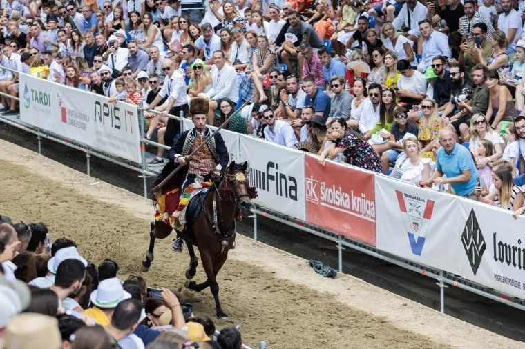 Po prvi puti strani predsjednik na Alki, snima selfije i super se zabavlja: Milanović ma&scaron;e svima, a Bulj je glavni zabavljač