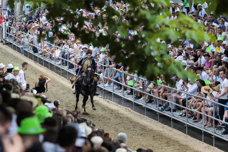 Po prvi puti strani predsjednik na Alki, snima selfije i super se zabavlja: Milanović ma&scaron;e svima, a Bulj je glavni zabavljač