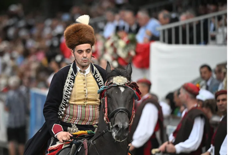 Po prvi puti strani predsjednik na Alki, snima selfije i super se zabavlja: Milanović ma&scaron;e svima, a Bulj je glavni zabavljač
