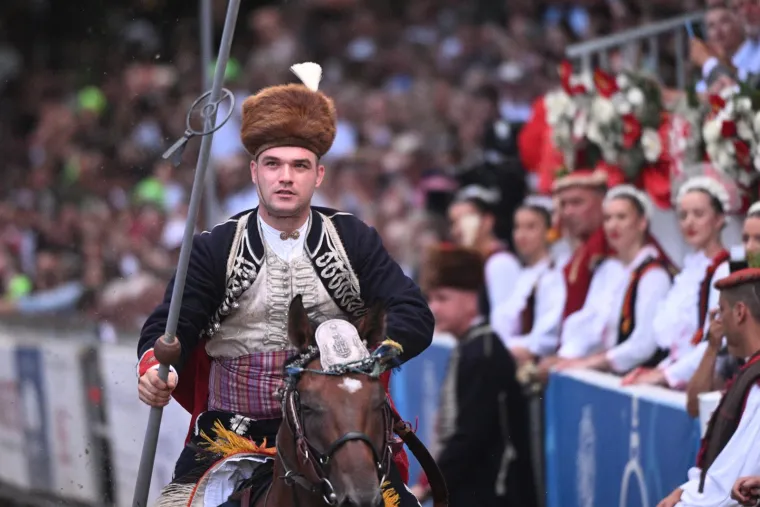 Po prvi puti strani predsjednik na Alki, snima selfije i super se zabavlja: Milanović ma&scaron;e svima, a Bulj je glavni zabavljač