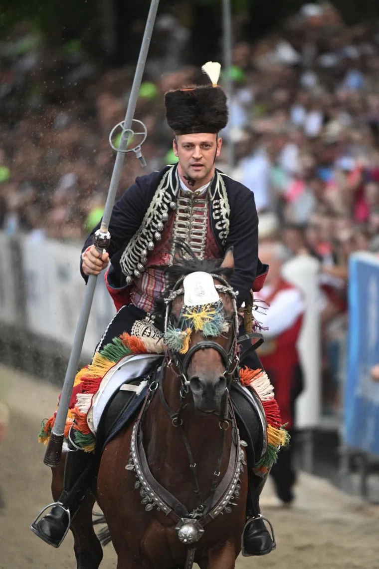Po prvi puti strani predsjednik na Alki, snima selfije i super se zabavlja: Milanović ma&scaron;e svima, a Bulj je glavni zabavljač