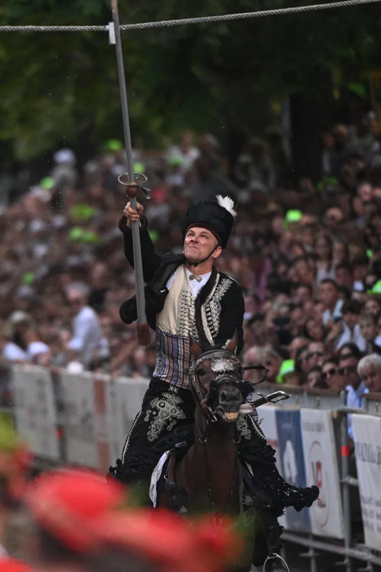 Po prvi puti strani predsjednik na Alki, snima selfije i super se zabavlja: Milanović ma&scaron;e svima, a Bulj je glavni zabavljač