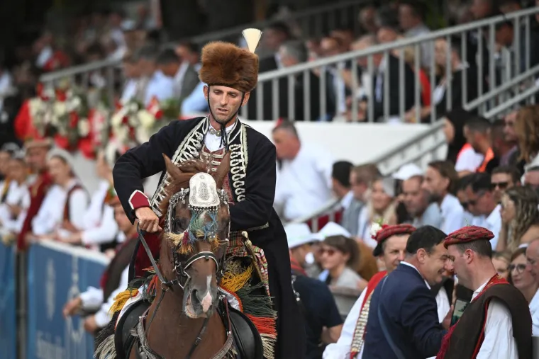 Po prvi puti strani predsjednik na Alki, snima selfije i super se zabavlja: Milanović ma&scaron;e svima, a Bulj je glavni zabavljač