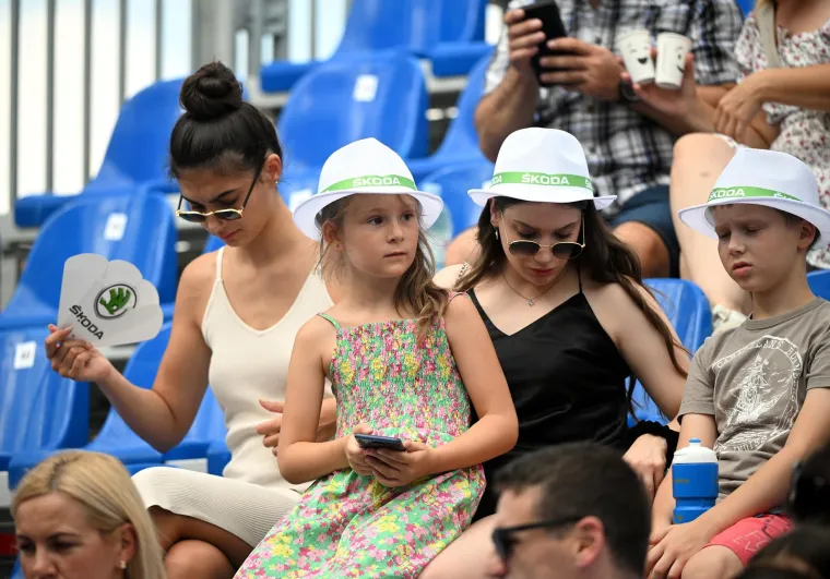 Po prvi puti strani predsjednik na Alki, snima selfije i super se zabavlja: Milanović ma&scaron;e svima, a Bulj je glavni zabavljač