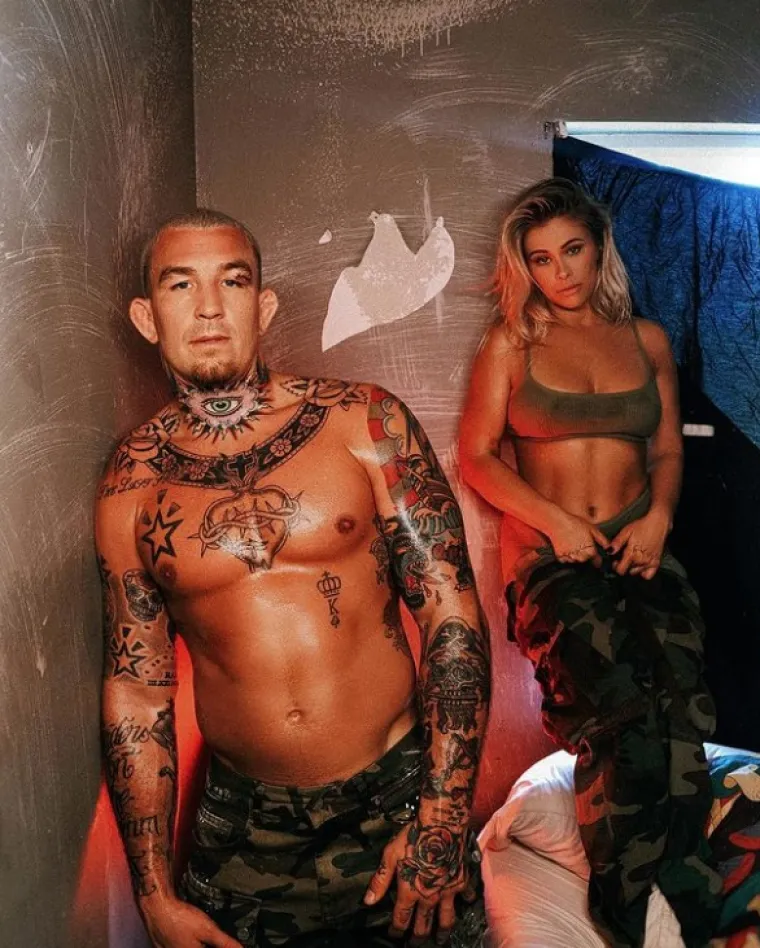 Kako je Instagram ovo dozvolio? Najseksi borkinja se razgolitila pa slikala sa svojim odabranikom. Fotke su prevruće