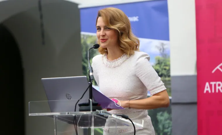 Ovo nije prvi put da je Doris privukla pažnju prstenom na ruci. Ljetos se u emisiji također pojavila s prstenom zbog kojeg su neki odmah počeli nagađati da se udala, &scaron;to je ona brzo demantirala.

