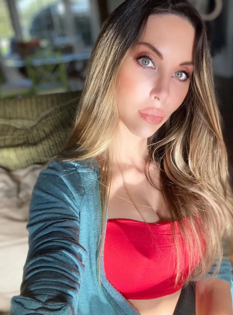 Kći preminule glumice Olivie Newton-John ne samo da je talentirana, poduzetna i ambiciozna, već i izrazito seksipilna