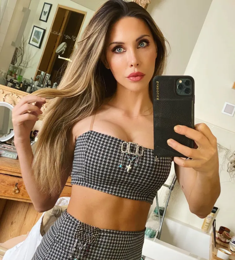 Kći preminule glumice Olivie Newton-John ne samo da je talentirana, poduzetna i ambiciozna, već i izrazito seksipilna