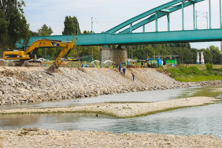 Vodostaj Save u Zagrebu toliko je nizak da se doslovno vidi dno korita