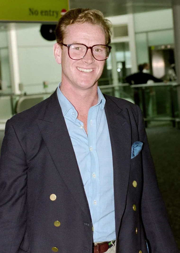 Činjenica je da je 1986., samo dvije godine nakon rođenja princa Harryja, princeza Diana započela aferu s Hewittom, Šaptačem konjima, koja je trajala pet godina. Sama princeza Diana priznala je da su ona i Hewitt imali aferu tijekom programa BBC Panorama 1995. godine. 