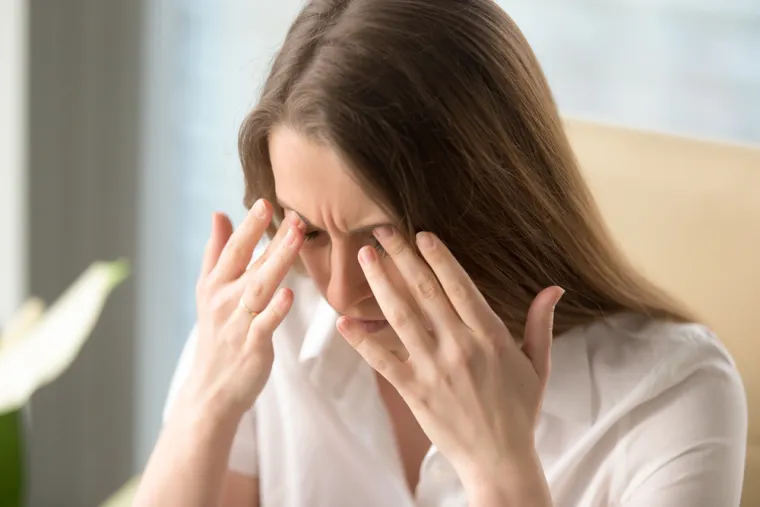 1 Zašto je vaš endokrini sustav važan
Dr. Viswanatha kaže: &quot;Endokrini sustav sastoji se od više žlijezda koje proizvode hormone i izlučuju različite hormone - poput inzulina  koji se izlučuje iz gušterače, hormona štitnjače iz štitnjače, steroidnih hormona poput kortizola iz spolnih hormona nadbubrežne žlijezde - estrogena, testosterona iz jajnika i testisa. Tu su i glavne žlijezde koje proizvode hormone poput hipofize i paratireoidnih žlijezda. Ovi hormoni djeluju na više stanica u cijelom tijelu. Stoga svaka disfunkcija endokrinog sustava uzrokuje simptome koji utječu na cijelo tijelo.&quot;, utječu. 
