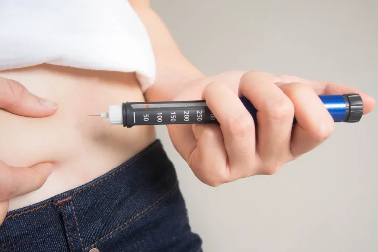 3 Dijabetes
Prema dr. Viswanathani,  &quot;hormoni endokrinog sustava poput inzulina i hormona štitnjače utječu na više razina metabolizma. Inzulin je neophodan hormon za metaboliziranje ugljikohidrata i osiguravanje energije za stanične aktivnosti i skladištenje hrane za kasniju upotrebu. Abnormalnosti lučenja inzulina dovode do dijabetesa i znakovi dijabetesa mogu biti umor, gubitak težine, pretjerana žeđ i mokrenje.&quot;
