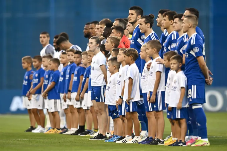 ZG ratnici izašli na travnjak i odmah dali do znanja tko je gazda na Maksimiru: Boysi stali iza njih i šou je započeo
