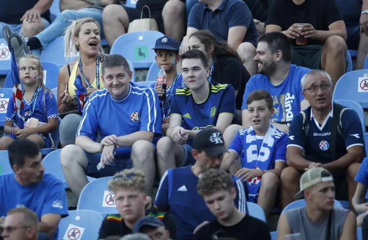 ZG ratnici iza&scaron;li na travnjak i odmah dali do znanja tko je gazda na Maksimiru: Boysi stali iza njih i &scaron;ou je započeo