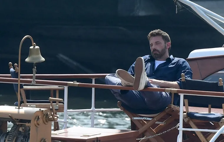Drugi insajder blizak mladencima otkrio je da su glumac Gone Girl i pjevačica Jenny from the Block objasnili da su vodili otvorene razgovore o karijeri i ravnoteži u vezi. 