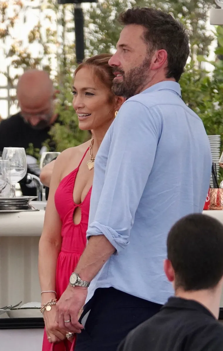 “Potpuno razumiju da će doći trenutaka kada neće uvijek moći biti zajedno. To je nešto što su oboje priznali i o čemu su dugo razgovarali tijekom svoje veze, tako da nije ništa novo. Naravno, biti razdvojeni tako brzo nakon njihovog vjenčanja nije idealno. Ali znaju da imaju cijeli život pred sobom i uživaju u svakom trenutku ovog putovanja&quot;, rekao je izvor.
