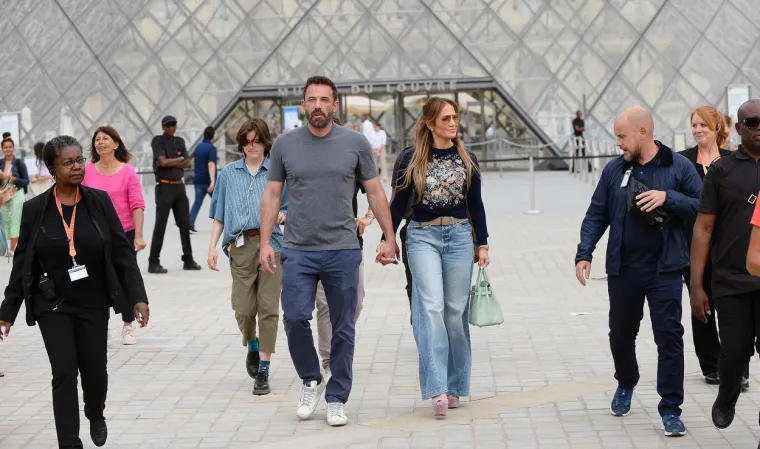 Nakon što su se vjenčali na ceremoniji iznenađenja u Las Vegasu, Ben i Jennifer imali su romantični medeni mjesec i obiteljsko putovanje u Pariz. Dok se par dobro zabavljao na putovanju i uživao u kvalitetnom vremenu sa svojom djecom, Ben se ipak vratio u LA, gdje je viđen na setu Aquamana 2. 