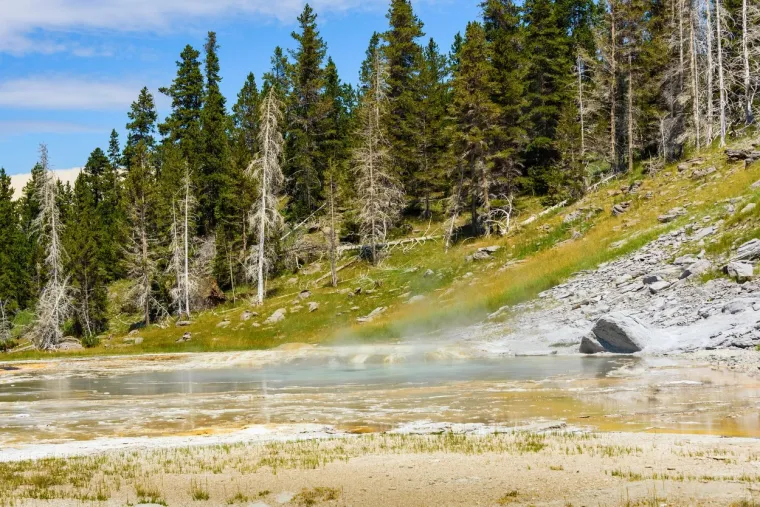 YouTuber Tom Scott objasnio je na svom YouTube kanalu: &quot;Kongres je dao cijeli Yellowstone Wyomingu unatoč činjenici da je dio parka u Idahu.
