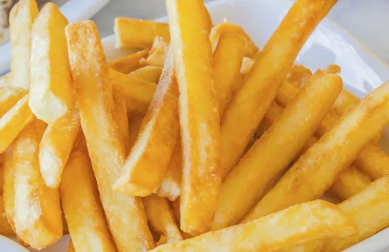 Pomfrit zasigurno slovi kao jedna od najnezdravijih namirnica, a osim što sadrži velik broj kalorija, sadrže i velik broj kalija, koji nikako nije dobar za zdravlje vaših bubrega.