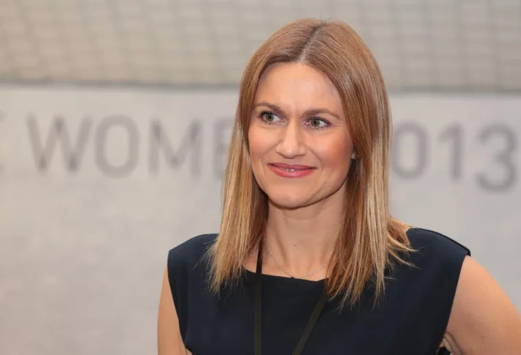 Upravo je njena majka, umirovljena sutkinja Tedeschi, na glasu kao osoba istančana stila, a njezine modne kombinacije uvijek su besprijekorne, bilo da je uzvanica na nekom društvenom događanju ili pije jutarnju kavu u omiljenoj joj Dežmanovoj ulici.