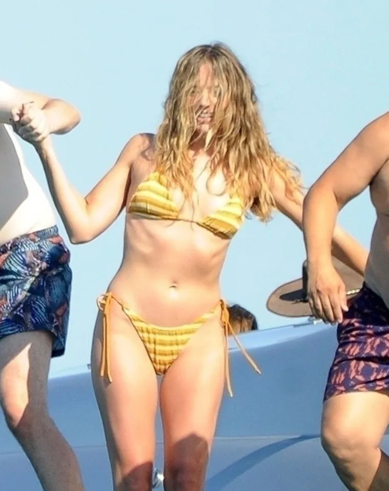 Margot Robbie pokazala božansku figuru u bikiniju: Sa suprugom i kolegom zabavljala se na jahti