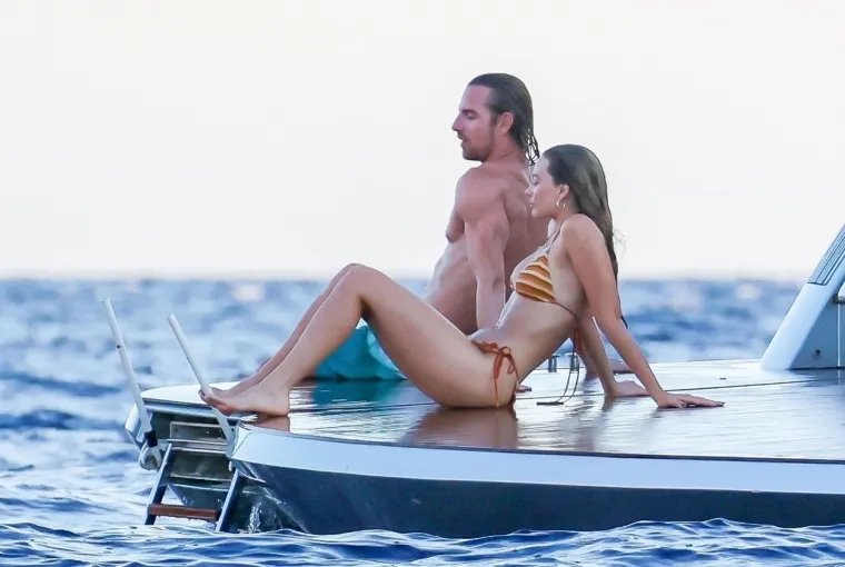 Margot Robbie pokazala božansku figuru u bikiniju: Sa suprugom i kolegom zabavljala se na jahti