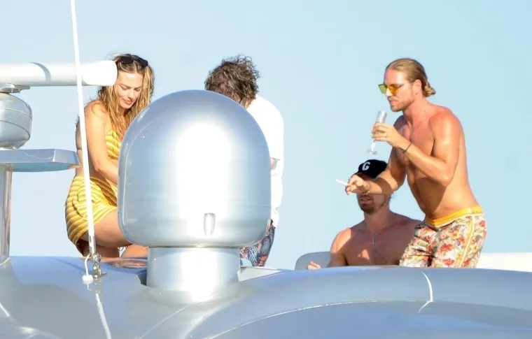 Margot Robbie pokazala božansku figuru u bikiniju: Sa suprugom i kolegom zabavljala se na jahti