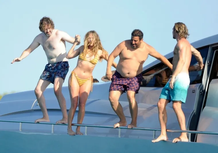Margot Robbie pokazala božansku figuru u bikiniju: Sa suprugom i kolegom zabavljala se na jahti